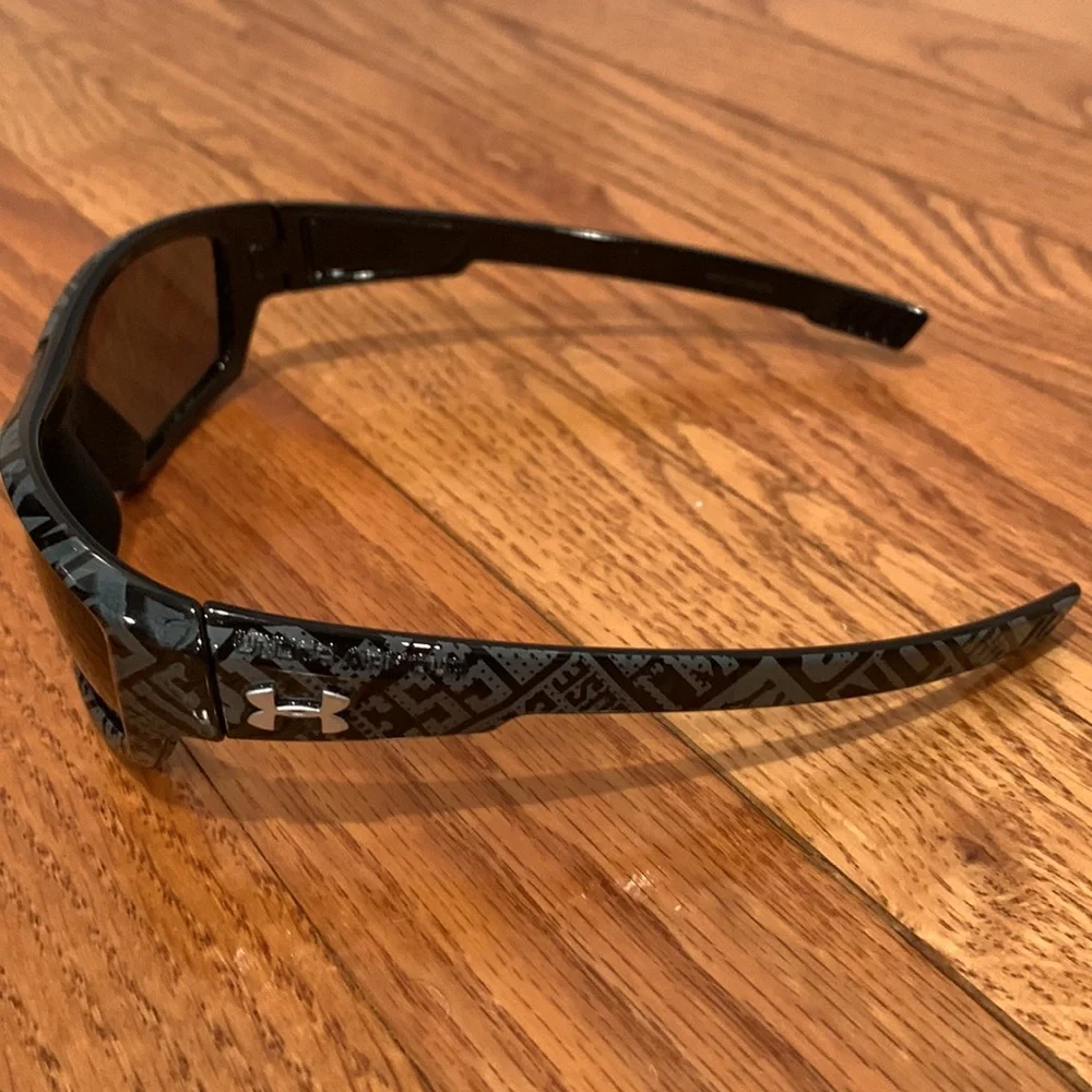 boy’s under armour grey/black sunglasses - Picture 5 of 6